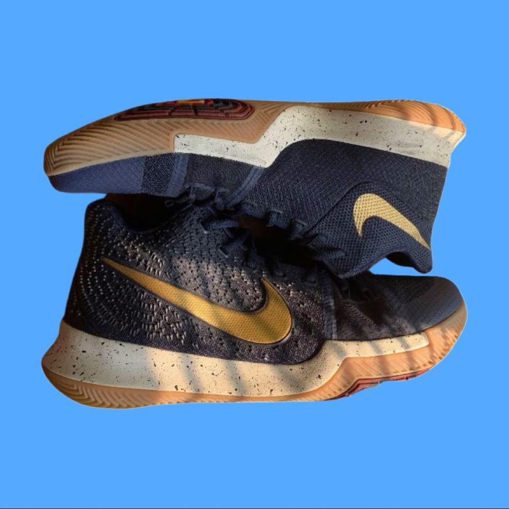 Men’s shoes . Nike Kyrie 3 basketball shoes . Size 11.5